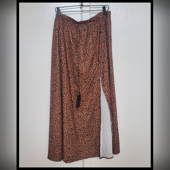Split Thigh Leopard Print Maxi Skirt - Picture 3 of 4